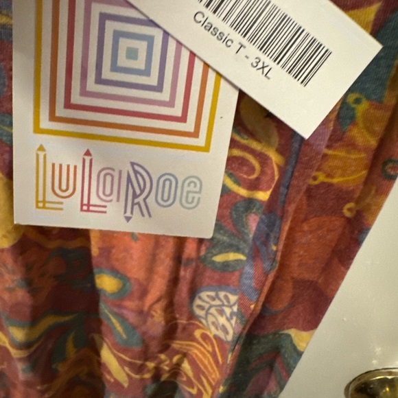 New LuLaRoe Women’s Classic T - Shirt Top Multicolor Pattern Size 3XL - Picture 5 of 7